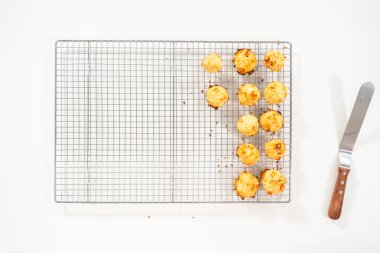 Düz yatıyordu. Mutfakta yeni pişmiş hindistan cevizli kurabiyeler kurutuluyor..