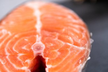 Tahtada çiftlik somonu bifteği.