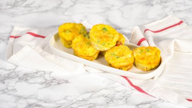 Adım adım. Beyaz servis tabağında pastırmalı peynirli kek..