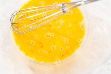 Tek boynuzlu at çikolatalı kurabiyeleri hazırlamak için malzemeler karıştırılıyor..