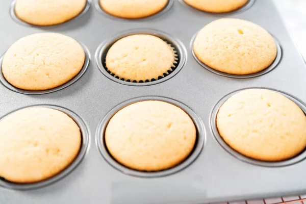 Cupcake Alla Vaniglia Appena Sfornati Uno Stendino — Foto Stock