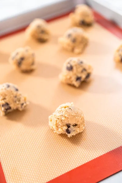 Hausgemachte Schokoladenkekse Teigkugeln Auf Einem Backblech Mit Silikonmatte — Stockfoto