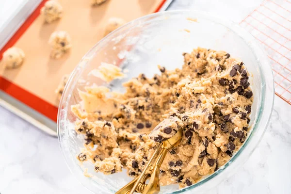 Massa Biscoito Caseira Com Chips Chocolate Uma Tigela Mistura Vidro — Fotografia de Stock