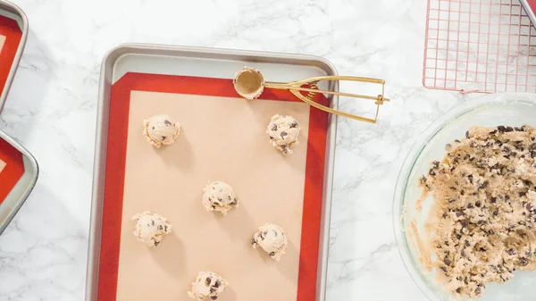 Paso Paso Acostado Recoger Galletas Caseras Chispas Chocolate Con Cuchara — Foto de Stock