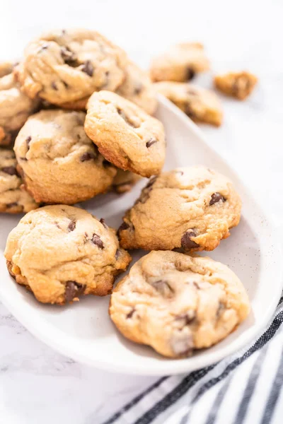 Biscotti Fatti Casa Con Gocce Cioccolato Piatto Bianco — Foto Stock