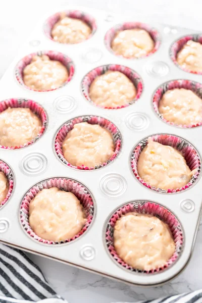 Escavar Massa Pão Banana Uma Panela Muffin Para Assar Muffins — Fotografia de Stock