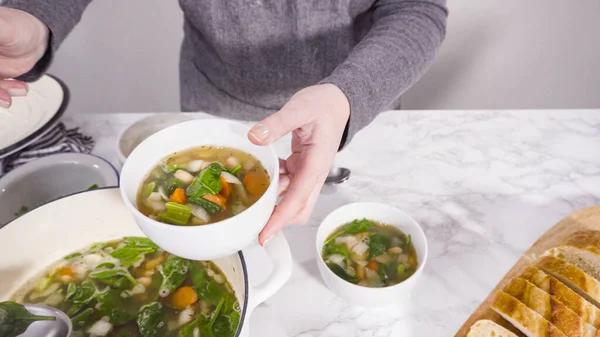 Servir Sopa Frijol Blanco Vegetariano Tazón Blanco —  Fotos de Stock