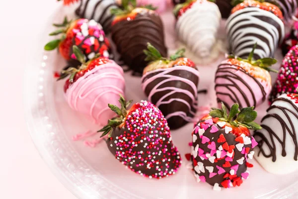 Verschiedene Schokolade Eingetauchte Erdbeeren Auf Einem Rosa Kuchenstand — Stockfoto