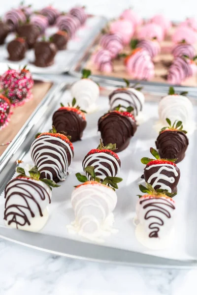 Verschiedene Schokoladen Erdbeeren Auf Pergamentpapier — Stockfoto