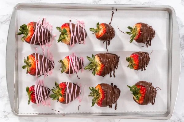 Flach Lag Mit Geschmolzener Schokolade Getränkte Erdbeeren — Stockfoto