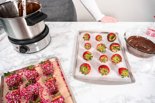 Zubereitung Von Mit Schokolade Überzogenen Erdbeeren Auf Einem Plätzchenblech — Stockfoto