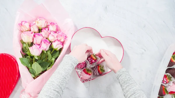 Deitado Passo Passo Buquê Rosas Rosa Com Uma Caixa Morangos — Fotografia de Stock