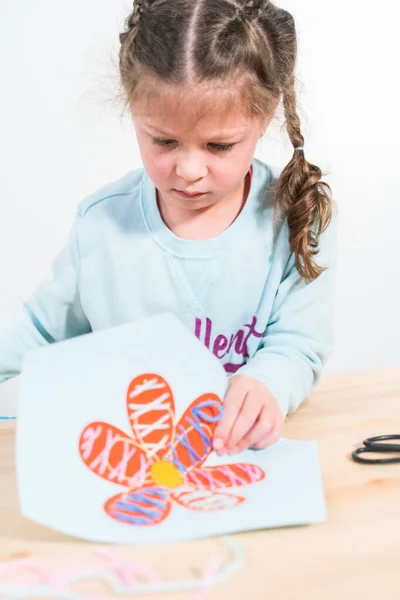 Petite Fille Apprenant Coudre Avec Kit Artisanat Couture Pour Enfants — Photo