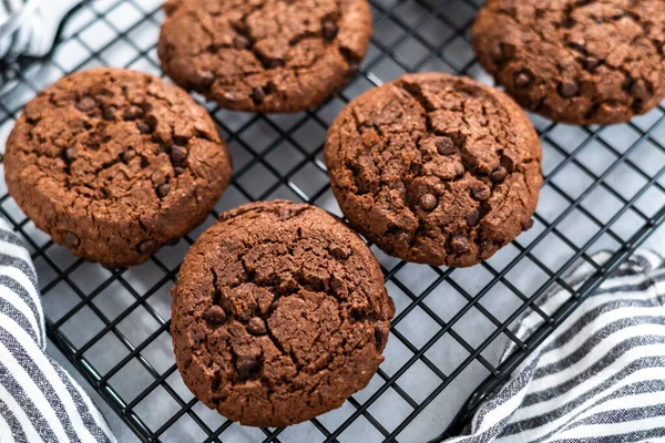 Freshly Baked Double Chocolate Chip Cookies Cooling Rack — Stock Photo, Image