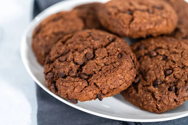 Vers Gebakken Dubbele Chocolade Chip Koekjes Een Witte Plaat — Stockfoto