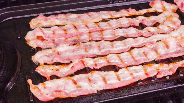 Cuisson Des Pointes Bacon Sur Barbecue Gaz Extérieur — Photo