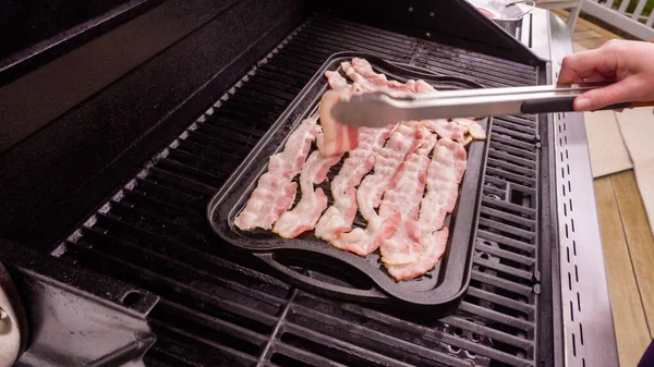 Cottura Bacon Stips Una Griglia Gas All Aperto — Foto Stock