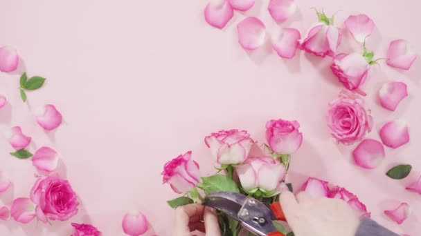 Květinářství Aranžování Kytice Růžových Růží — Stock video
