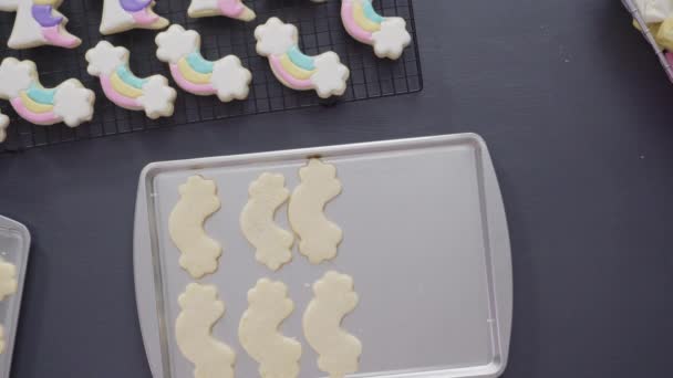 Decorare Biscotti Zucchero Arcobaleno Con Glassa Reale Sulla Teglia — Video Stock