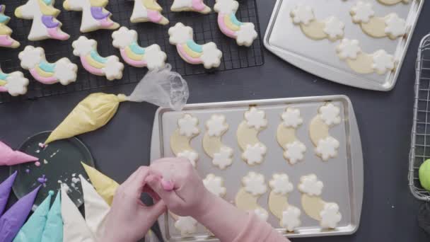 Decorare Biscotti Zucchero Arcobaleno Con Glassa Reale Sulla Teglia — Video Stock