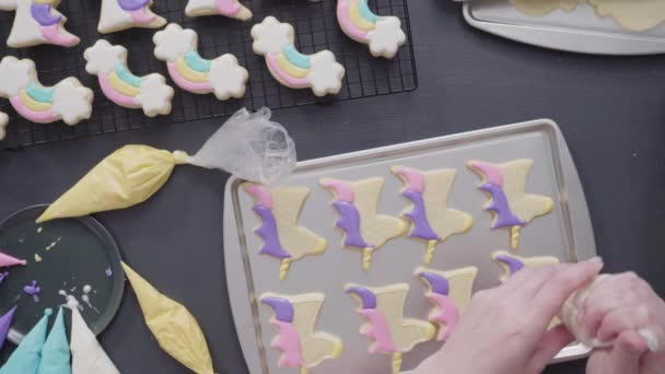 Decorazione Biscotti Zucchero Unicorno Con Glassa Reale Foglio Cottura — Video Stock