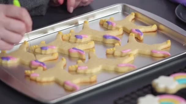 Décorer Les Biscuits Sucre Licorne Avec Glaçage Royal Sur Plaque — Video