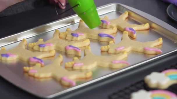 Decorazione Biscotti Zucchero Unicorno Con Glassa Reale Foglio Cottura — Video Stock