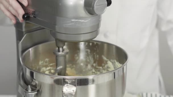 Mieszanie Mąki Innymi Składnikami Pieczenia Ciasta — Wideo stockowe
