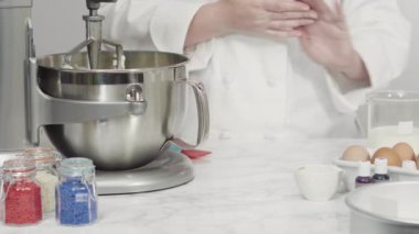 Pasta yapmak için unu diğer malzemelerle karıştırmak..