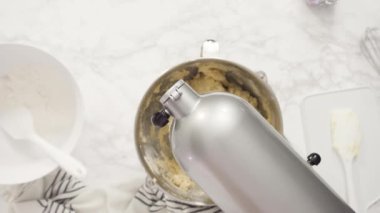 Pasta yapmak için unu diğer malzemelerle karıştırmak..