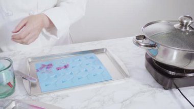 Üzerinde mavi tereyağlı krema süslemesi ve çikolata denizkızı kuyruğu ile süslenmiş gurme deniz kızı kekleri..