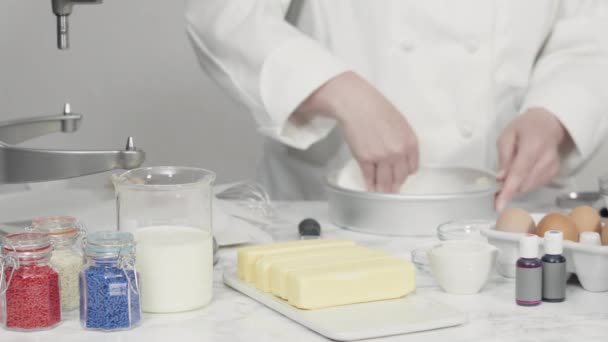 Piatto Mescolare Farina Con Altri Ingredienti Secchi Cuocere Una Torta — Video Stock