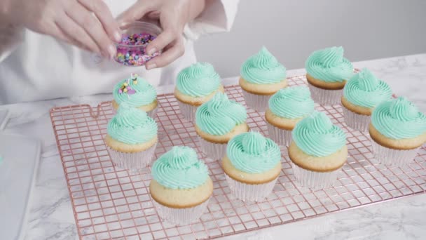 Gurmánská Mořská Panna Cupcakes Topped Blue Buttercream Frosting Decorated Sprinkles — Stock video