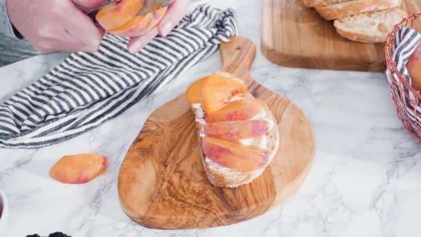 Brzoskwiniowe Tosty Ricotta Ozdobione Orzechami Włoskimi Świeżą Miętą Malinami — Wideo stockowe