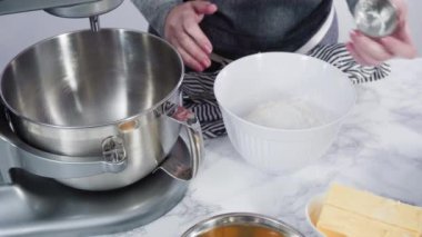 Adım adım. Fıstık ezmeli kurabiye pişirmek için elektrikli mikserin malzemelerini karıştırıyorum..