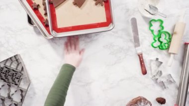 Zencefilli kurabiye hamurundan Noel kurabiyeleriyle şekiller kesiyorum..