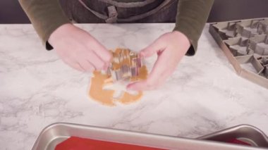 Zencefilli kurabiye hamurundan Noel kurabiyeleriyle şekiller kesiyorum..