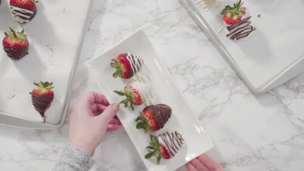 Variété Fraises Trempées Chocolat Sur Stand Gâteau Rose — Video