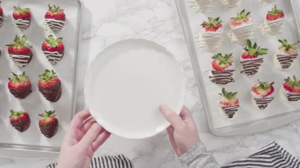 Variété Fraises Trempées Chocolat Sur Stand Gâteau Rose — Video