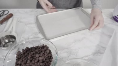 Adım adım. Mermer bir yüzeyde çikolata soslu çilek hazırlamak için gerekli malzemeler..