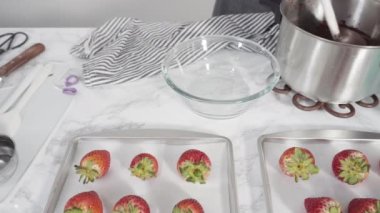 Pembe pasta standında çikolata soslu çilekler..