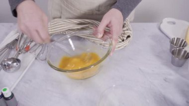 Mardi Gras kutlaması için kremalı İtalyan kremalı vanilyalı kek..