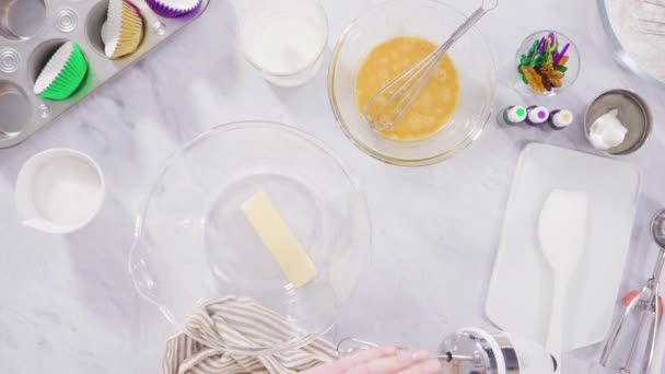 イタリアのバタークリームアイシングでバニラカップケーキを霜降りMardi Grasのお祝い — ストック動画