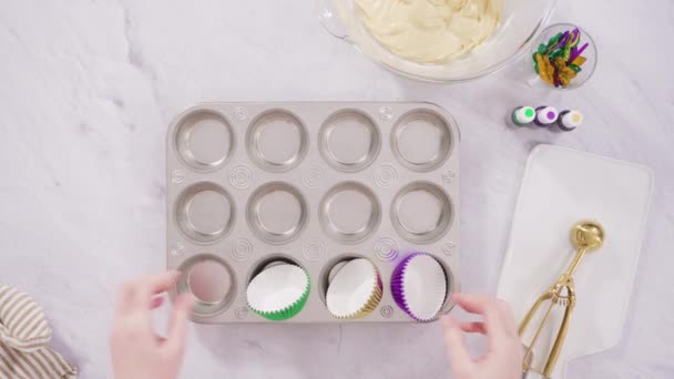 イタリアのバタークリームアイシングでバニラカップケーキを霜降りMardi Grasのお祝い — ストック動画