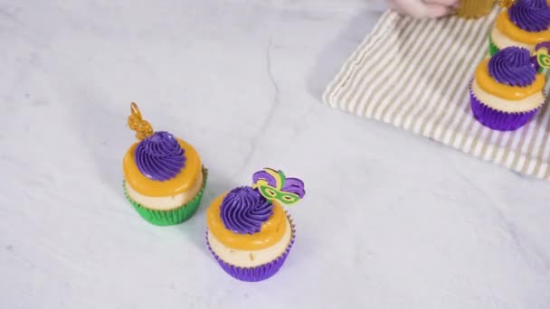 Zuckerguss Vanille Cupcakes Mit Italienischem Buttercreme Zuckerguss Zum Mardi Gras — Stockvideo