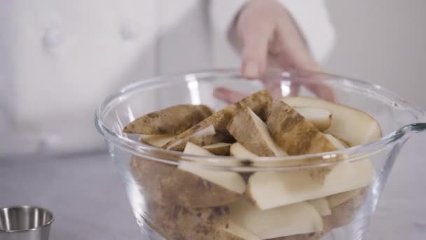 Kétszersült Burgonya Előkészítése Ékekben Olívaolajjal Fűszerekkel Sütőben Történő Sütéshez — Stock videók
