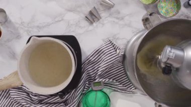 Küçük elektrikli ocağın üzerinde küçük bir tencerede karamelize şeker.