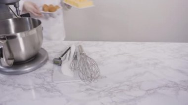 Zaman aşımı. İtalyan tereyağlı kremayla pasta yapmak için malzemeler karıştırılıyor..