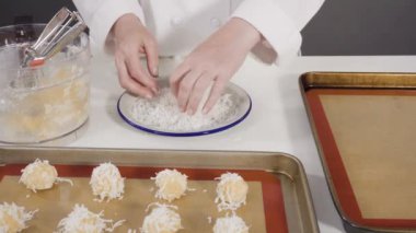 Hindistan cevizli kurabiyeleri yakın çekim görüntüsü yapıyor.