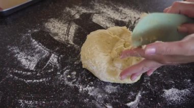 Adım adım. Konut mutfağında ekşi ekmek pişirmek.